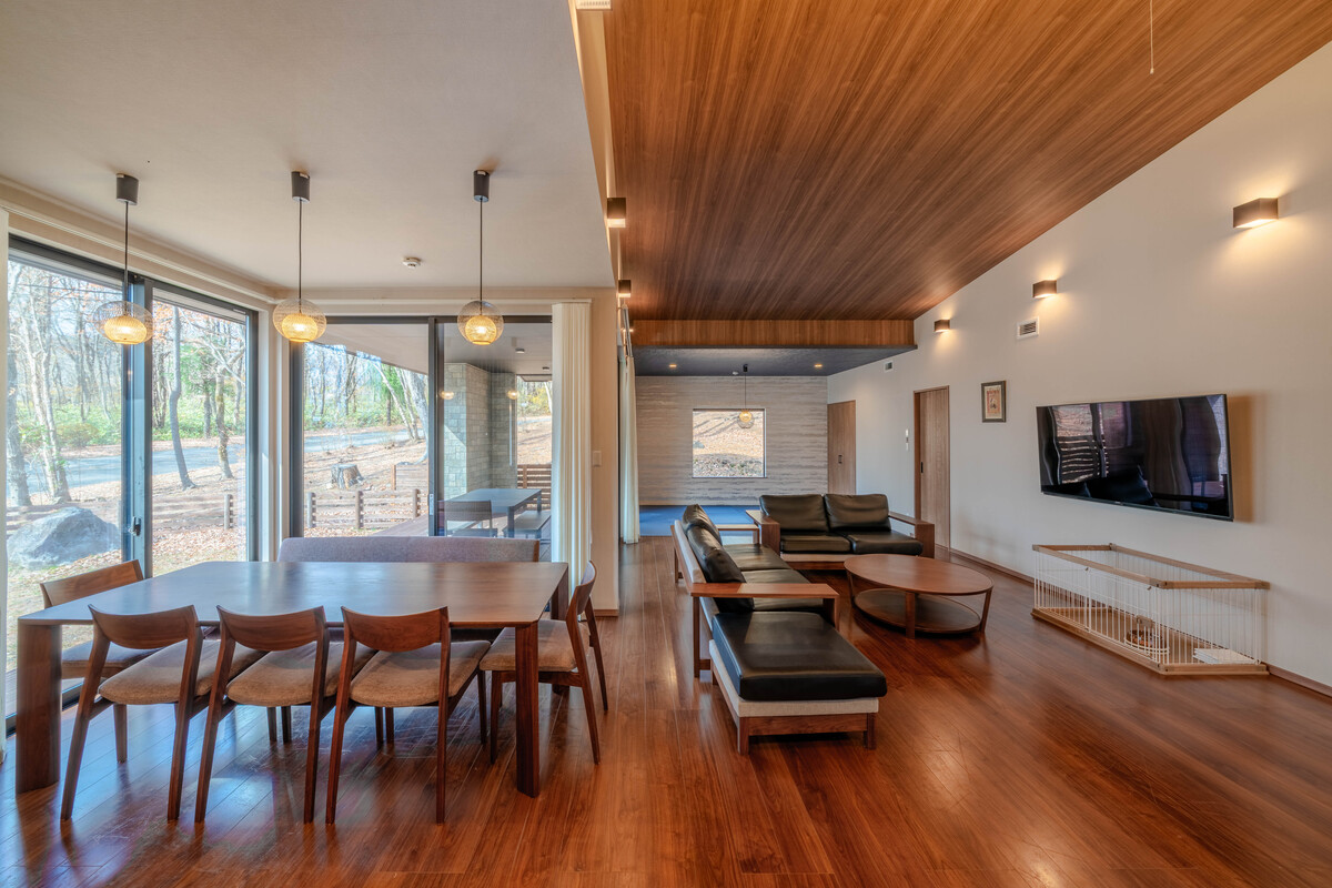 【ペットと泊まれる】エアロテック全館空調 & ドックラン付築浅平家で快適リゾートステイ(三沢台80-3)