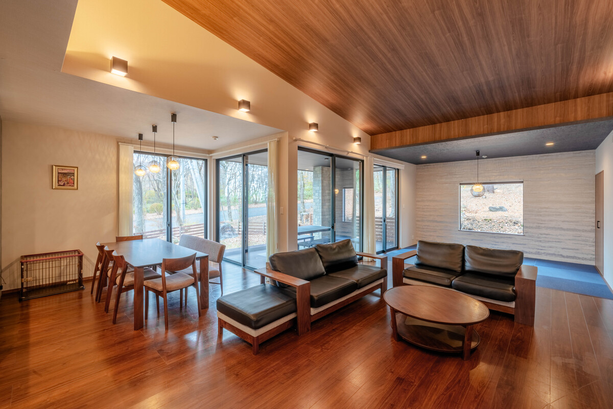 【ペットと泊まれる】エアロテック全館空調 & ドックラン付築浅平家で快適リゾートステイ(三沢台80-3)