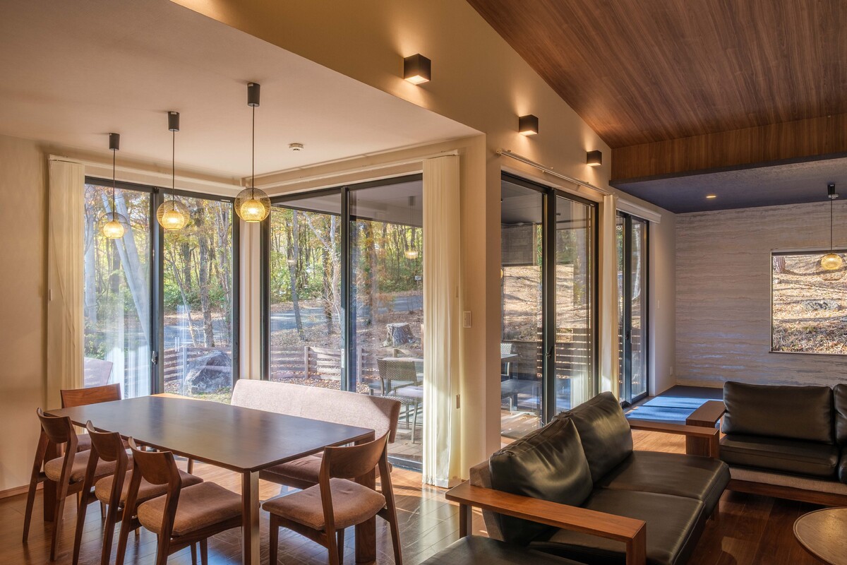 【ペットと泊まれる】エアロテック全館空調 & ドックラン付築浅平家で快適リゾートステイ(三沢台80-3)