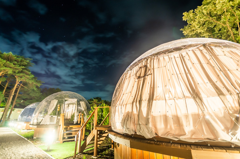 【2026/1/13～2026/2/23】冬季限定！透明グランピング「AURA5.0」&温泉/暖炉付きコテージ「THE ONSEN COTTAGE」セットプラン｜1泊2食付