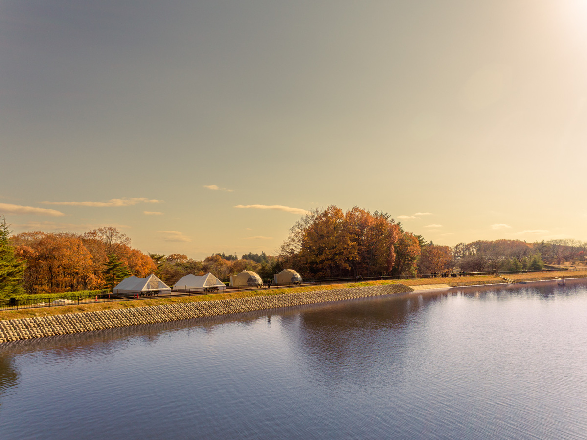 【りんどう湖】湖畔グランピング（白テント）